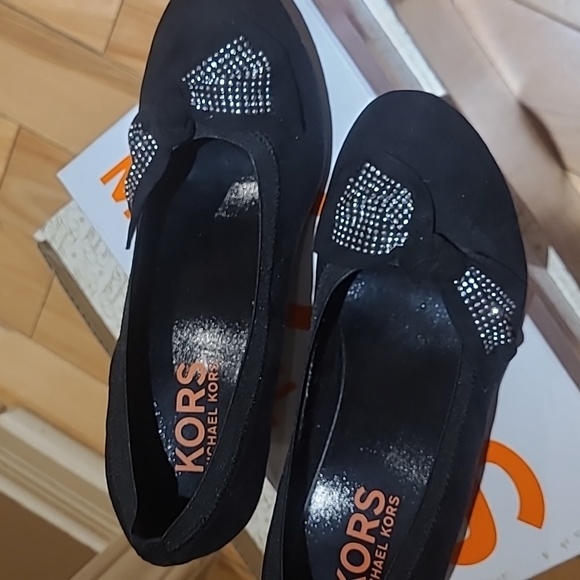 BNIB Michale Kors size 4 black heel - Picture 2 of 4